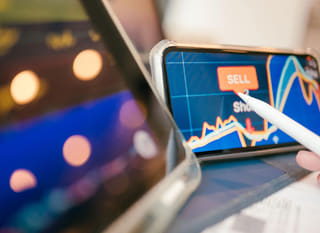 Operador de varios mercados evaluando alternativas de forex, Ethereum y Bitcoin